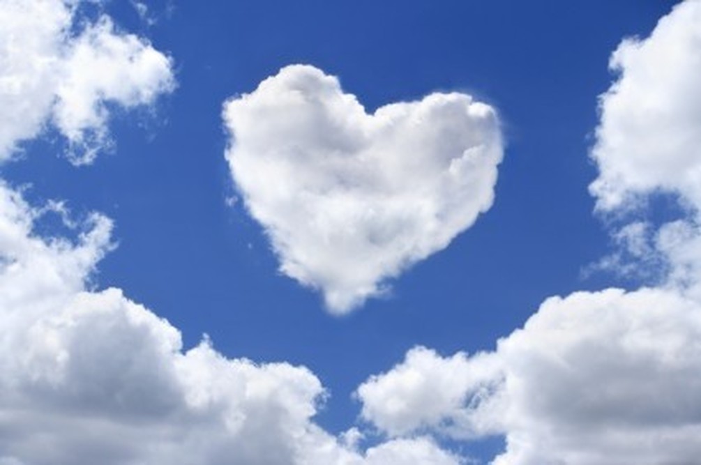 Сердце в небе. Облако в форме сердца. Облако в виде сердечка. Облако в виде сердца на небе.
