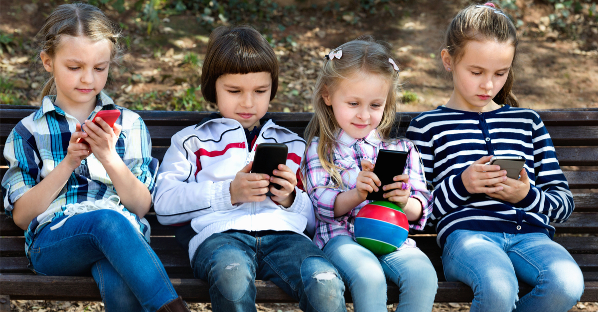 Le meilleur âge pour donner un smartphone à un enfant - EMCI TV