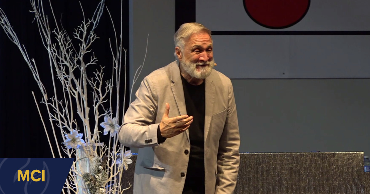 Le pasteur Alberto Carbone lors d’un enseignement biblique